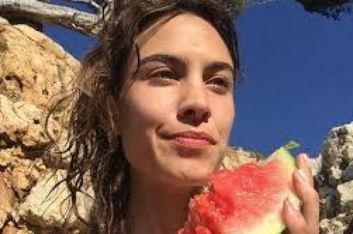 田一名与女生接吻