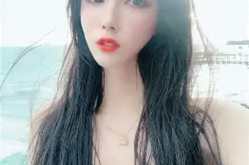 算是救赎文。女主是小镇出来的姑娘被网暴回到家乡遇到男主。此时她是外地来旅游的漂亮有钱女人他是活一天算一天破旧酒吧小老板。第一次见面女主见色起意以为男主是🦆但其实他是只想逃离妈妈掌控的